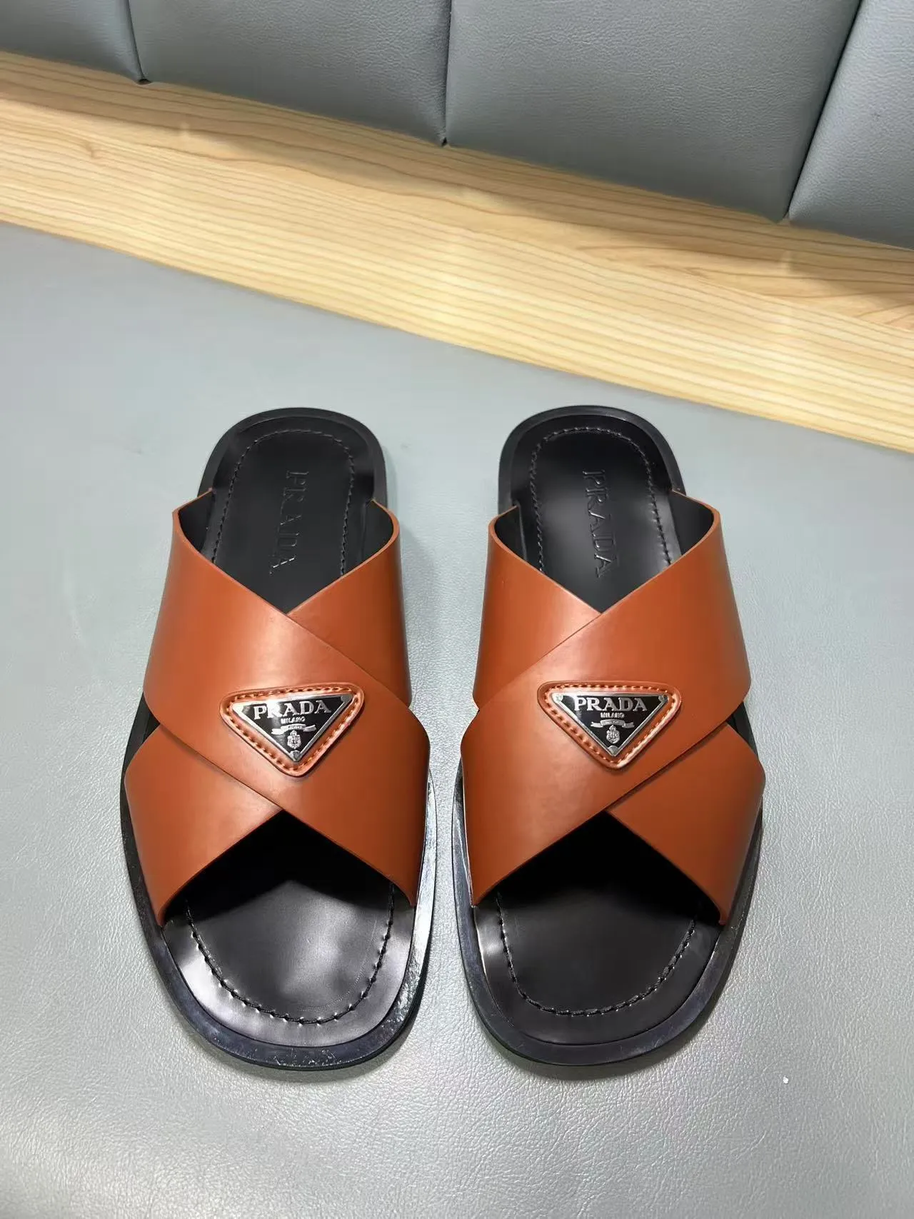 340💰PRADA Prada’s latest slippers are synchronized with the official website. This slipper is made of the brand’s unique and iconic Saffiano leather. The brand logo jumps out from the double straps, and the brand style is clearly visible. Cowhide gives men elegant charm and functional design, making it an ideal choice for vacation and leisure. Size:38-45